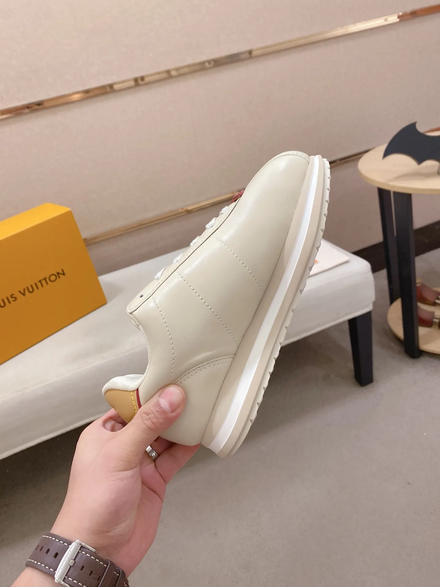 Men's shoes💰: Couple style 700💰LOUIS VUITTON Footint Soccer sneakers‼ ️ The top version, the same sneakers for LV couples. You will look fashionable when you wear them. This Footint Soccer sneaker was unveiled in the 2025 spring and summer series fashion show. The tongue is embellished with the Lvers United badge inspired by the football team. The rubber sole of the foot is decorated with multiple Louis Vuitton logos. The original latest packaging. Fabric: original imported cowhide. Lining: original imported breathable mesh. Foot pad: original injection molding pad. Outsole: original molded T combination outsole. Size: 35-45.